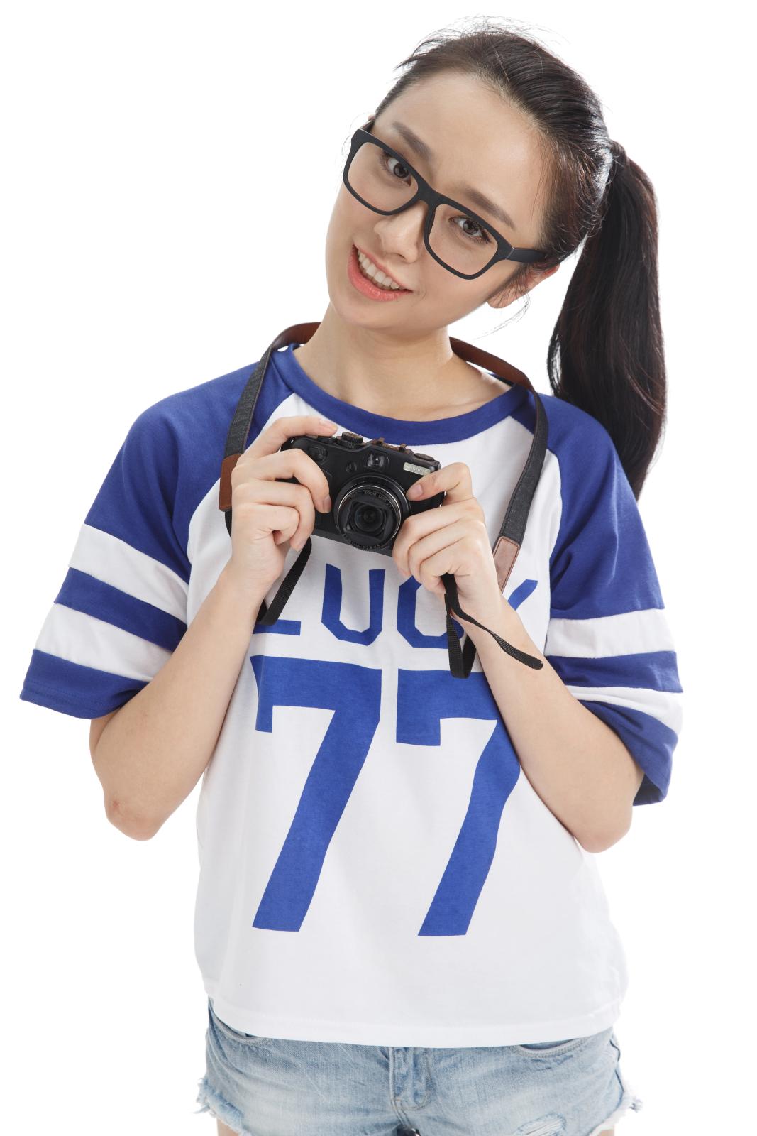 年轻女人拿着照相机
